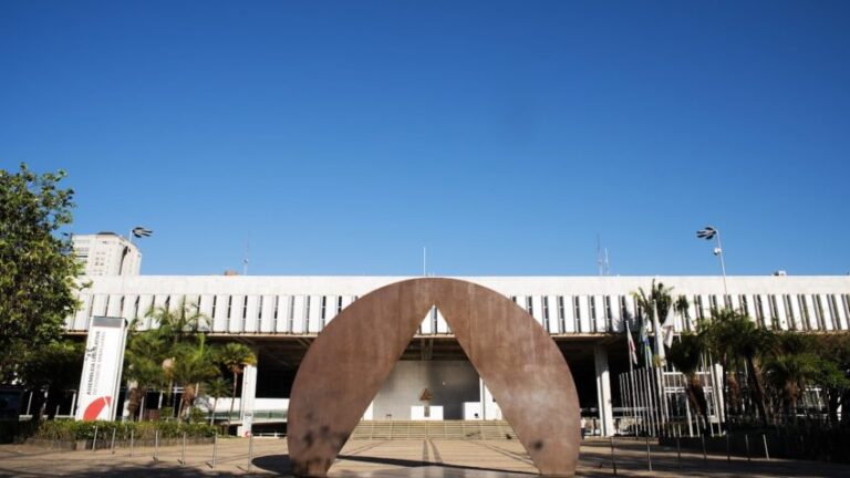 Assembleia de Minas aprova reajuste para servidores de tribunais