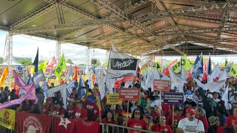 Sindicatos pedem fim da escala 6X1 em reunião com Lula