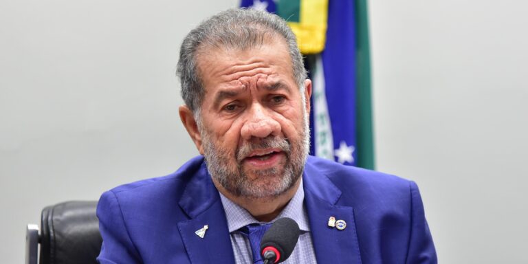 Lupi é ouvido na Câmara em meio ao escândalo de fraudes no INSS