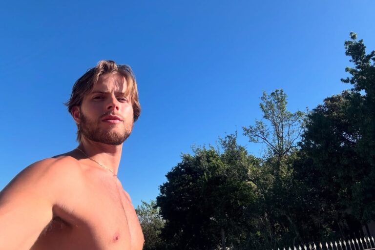 Bissexual, ex-BBB Daniel Lenhardt é batizado e rebate críticas