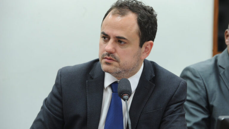 Psol suspende processo que pode tirar mandato de Glauber Braga