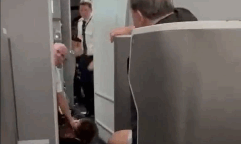 Brasileira é contida após tentar entrar em cabine de avião da American Airlines