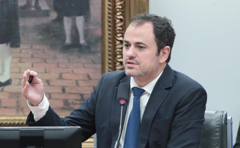 CCJ da Câmara rejeita recurso de Glauber Braga contra cassação de mandato