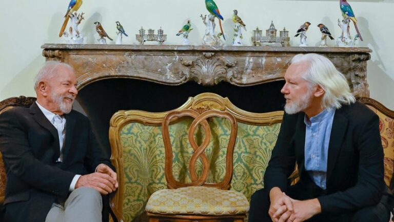 Lula se encontra com Assange e diz que ele é exemplo para a liberdade