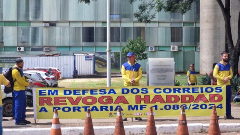 Funcionários dos Correios fazem ato no Ministério da Fazenda