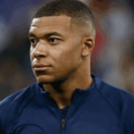 Mbappé é vaiado no Bernabéu mesmo fora de campo; atacante se recupera de lesão