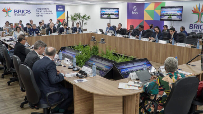 Países do Brics debatem regulação de objetivos em órbita terrestre