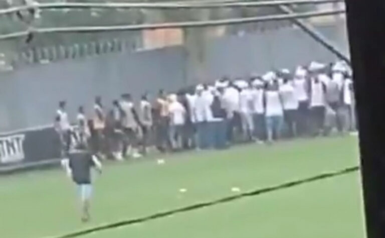 Torcedores do Santos invadem CT Rei Pelé e interrompem o treino para cobrar os jogadores