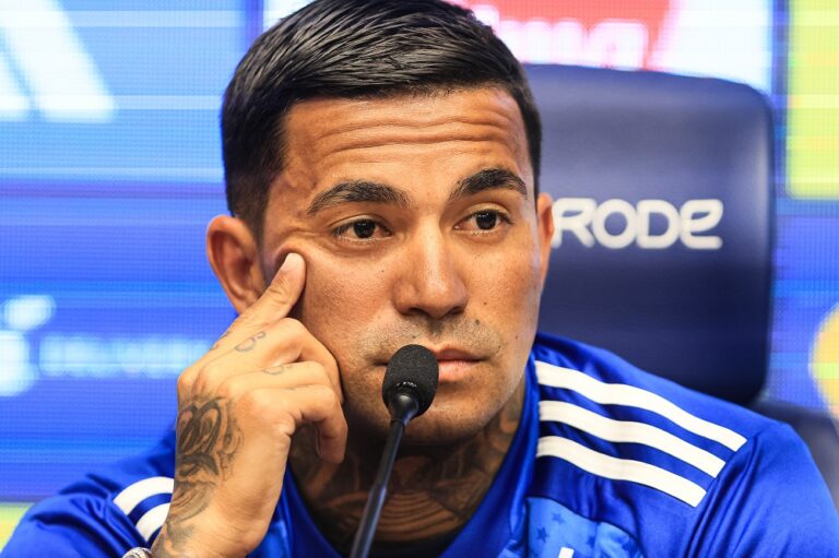 Dudu retorna aos treinos no Cruzeiro, mas futuro no clube está indefinido
