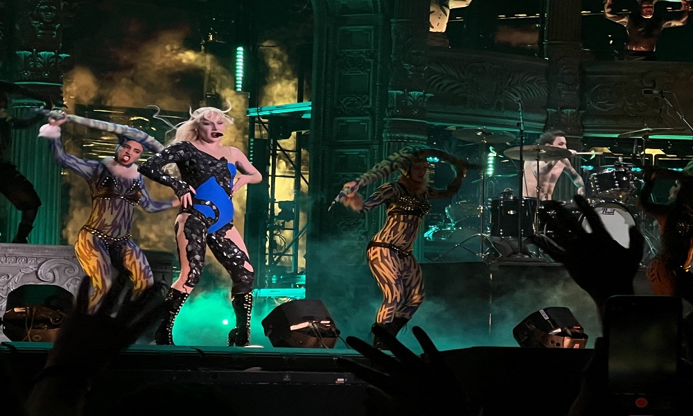 Lady Gaga reúne 2,1 milhões de fãs em show gratuito na Praia de Copacabana