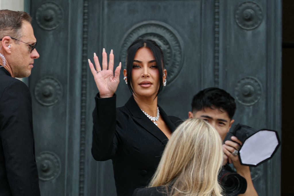 Justiça da França condena oito acusados de roubar joias de Kim Kardashian em 2016