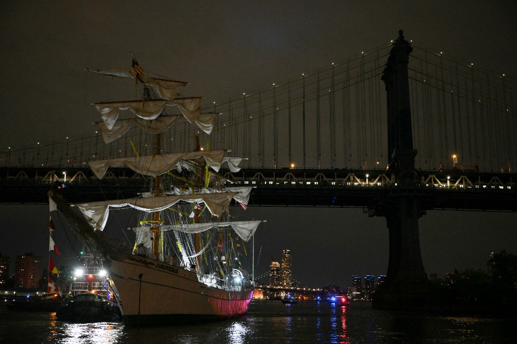 Veleiro mexicano colide contra ponte do Brooklyn em Nova York; duas pessoas morrem