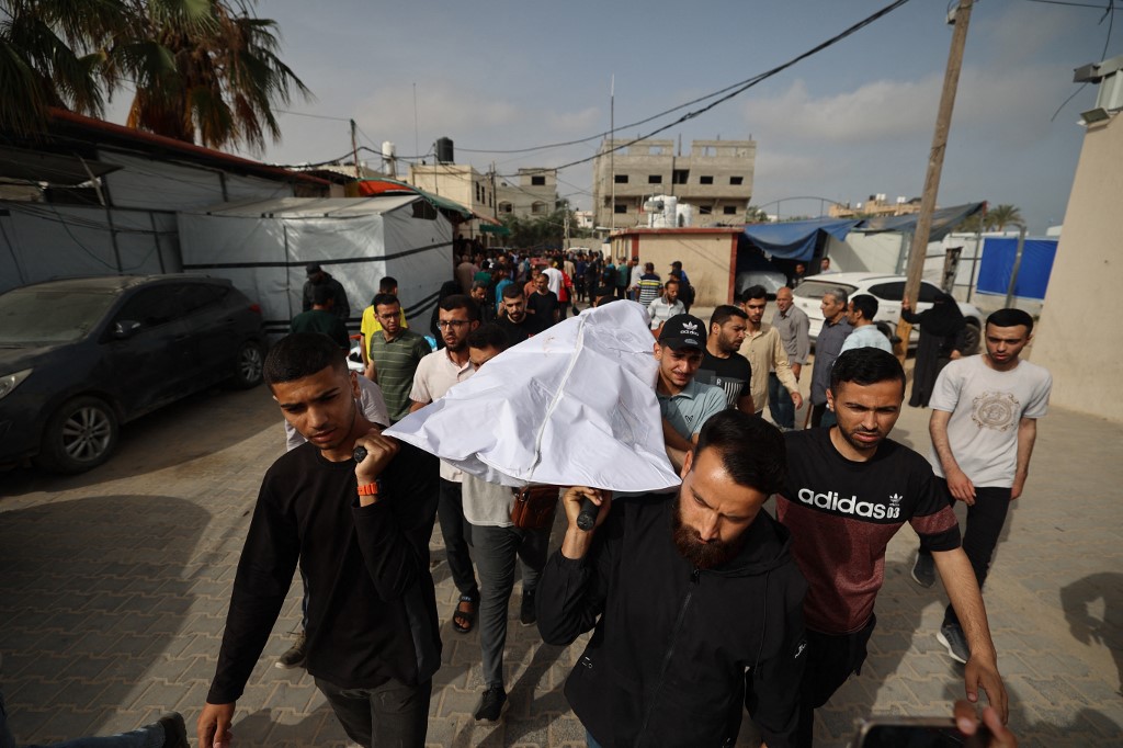 Ataques israelenses matam mais de 100 e forçam fechamento do principal hospital em Gaza