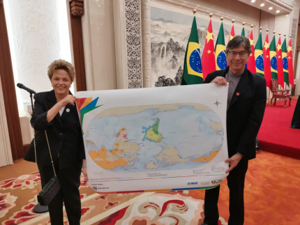 Em evento na China, Dilma exibe mapa invertido com Brasil em destaque