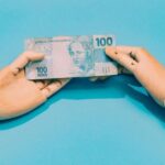 Renda média dos brasileiros atinge recorde de R$ 3.057 em 2024