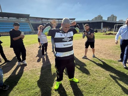 Mc Ryan paga R$948 mil após causar danos em estádio com “cavalo de pau”