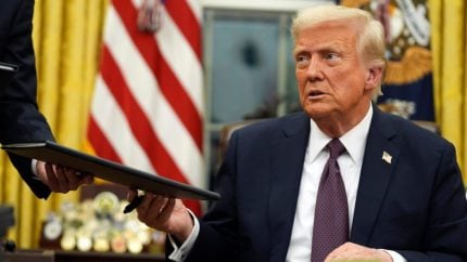 Trump suspende vistos de estudantes e planeja checar redes sociais de estrangeiros