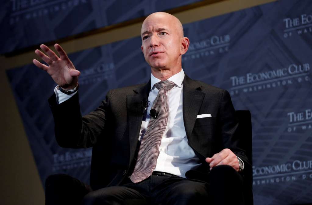 Jeff Bezos, criador da Amazon, solicita a venda de até R$ 25 bilhões em ações da companhia 