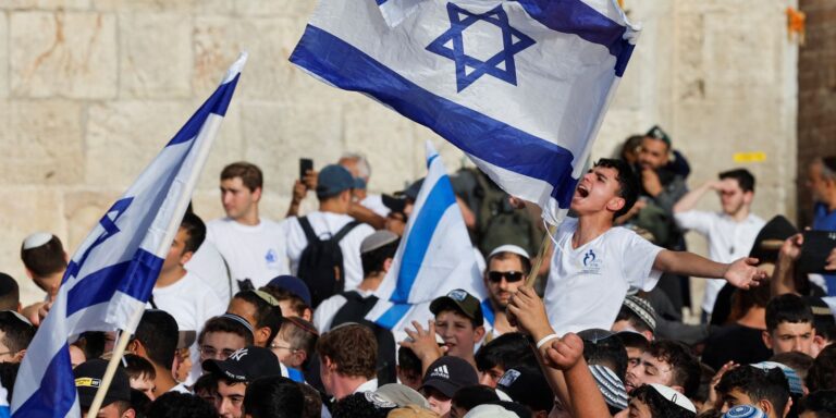 Extrema-direita confronta palestinos em marcha anual em Jerusalém