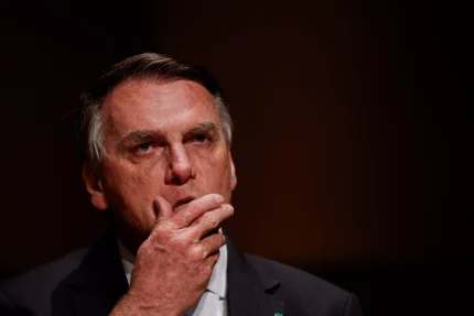 Moraes determina que Jair e Eduardo Bolsonaro prestem depoimento à Polícia Federal