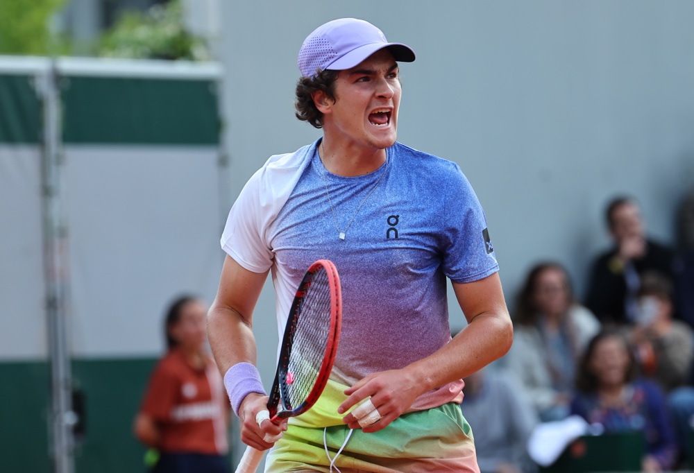 João Fonseca massacra Hurkacz na estreia de Roland Garros e interrompe má fase