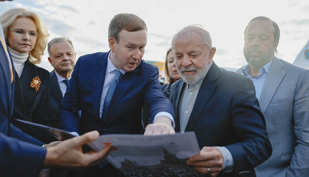 Lula e Xi Jinping chegam a Moscou para comemorações da vitória da Rússia sobre a Alemanha nazista em 1945
