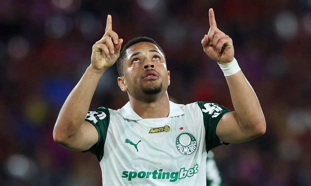 Vitor Roque perde gol incrível, mas se redime e ganha apoio do elenco do Palmeiras: ‘Até Cristiano Ronaldo errou’