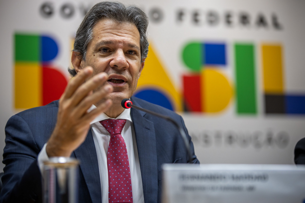Haddad deve se reunir com senadores e representantes do mercado financeiro para tratar de alta no IOF