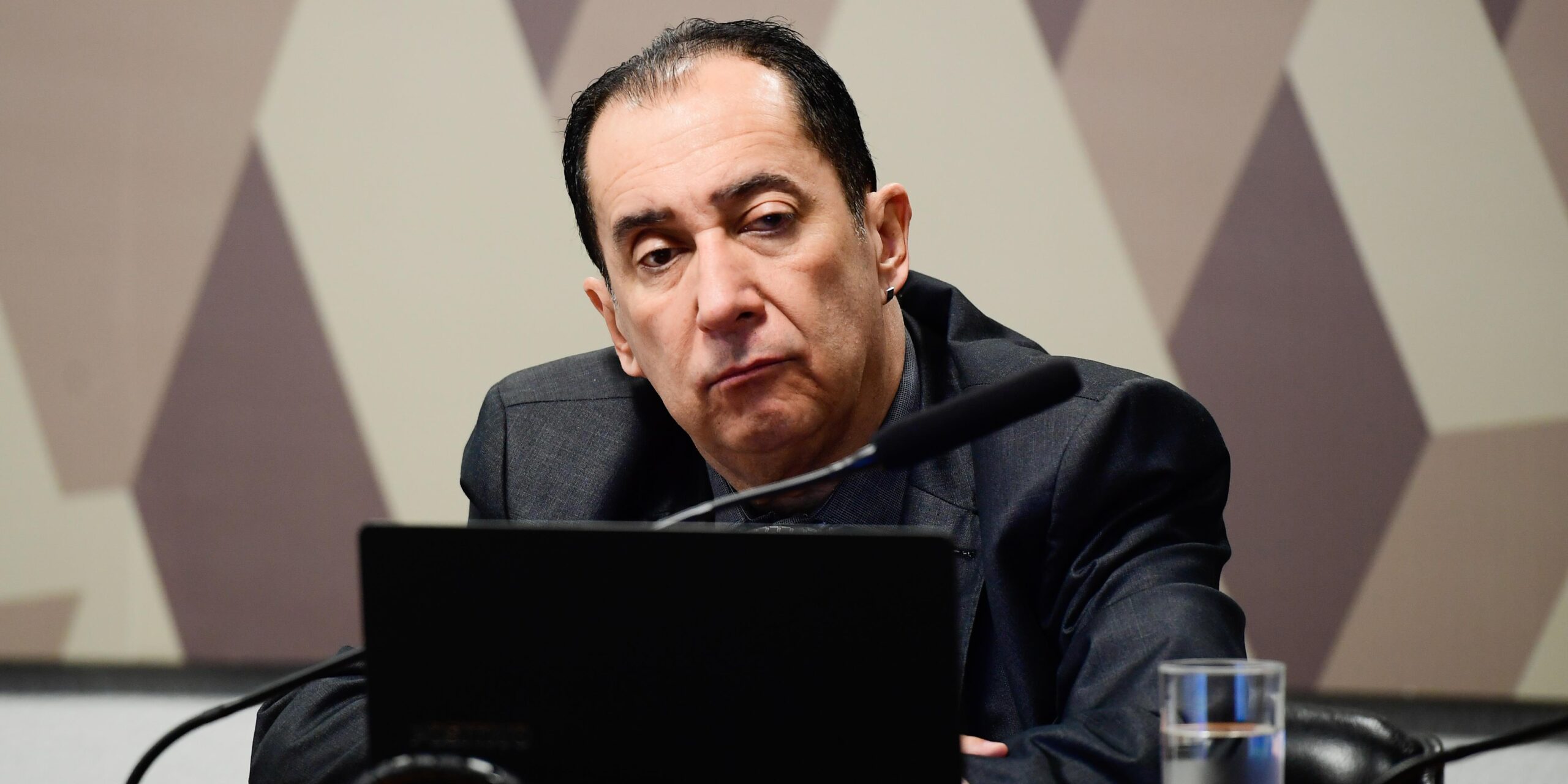 "Não tenho salário para viver", diz Kajuru na CPI com Virgínia Fonseca
