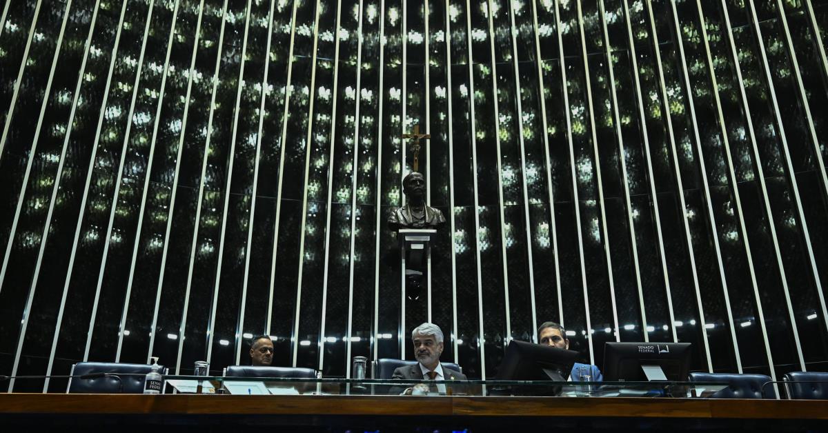 Senado aprova projeto de colaboração financeira para combater incêndio