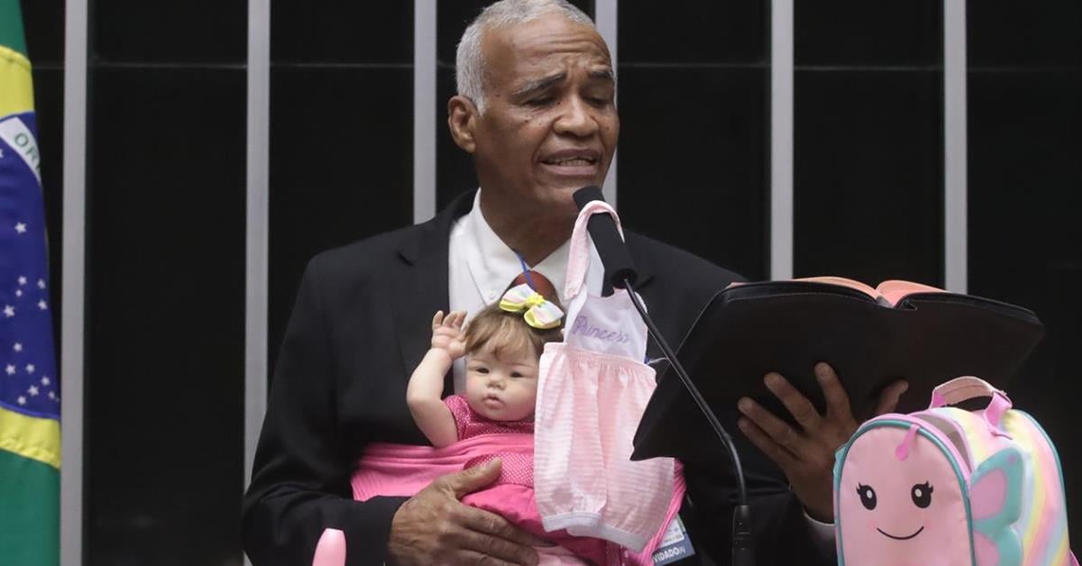"Ela fez pipi": deputado leva bebê "esborne" para discurso na Câmara