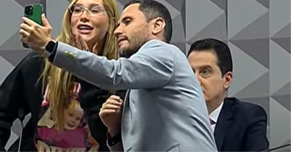 Cleitinho tira foto com Virgínia em CPI: "Tomei seu pré-treino hoje"