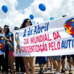 Comissão aprova projeto que reduz jornada para cuidador de TEA e Down