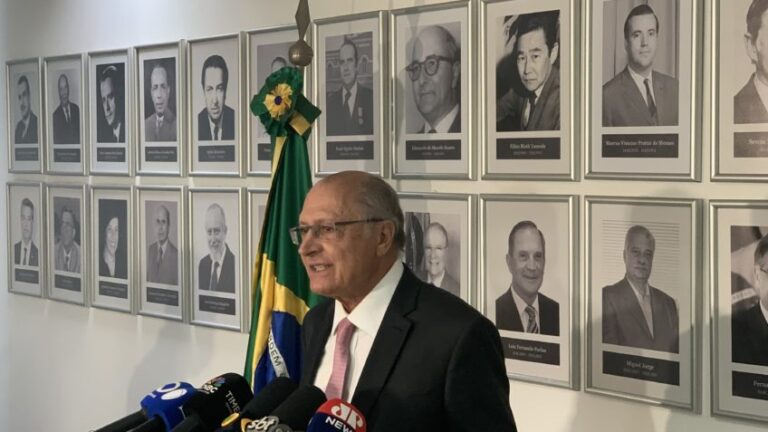 Balança comercial tem superavit de US$ 8,2 bi em abril