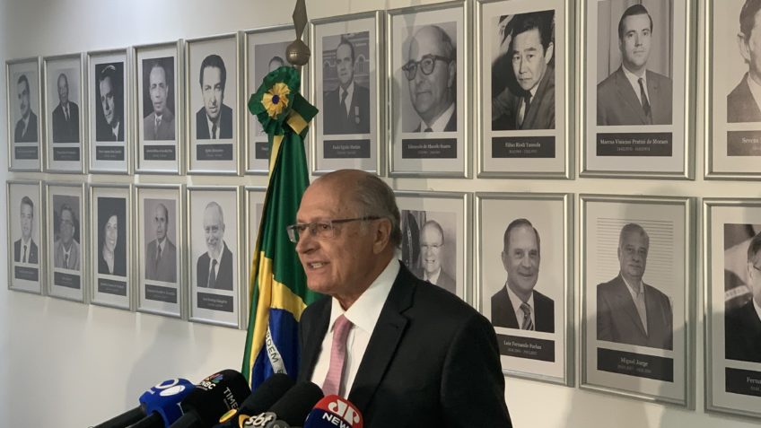 Balança comercial tem superavit de US$ 8,2 bi em abril
