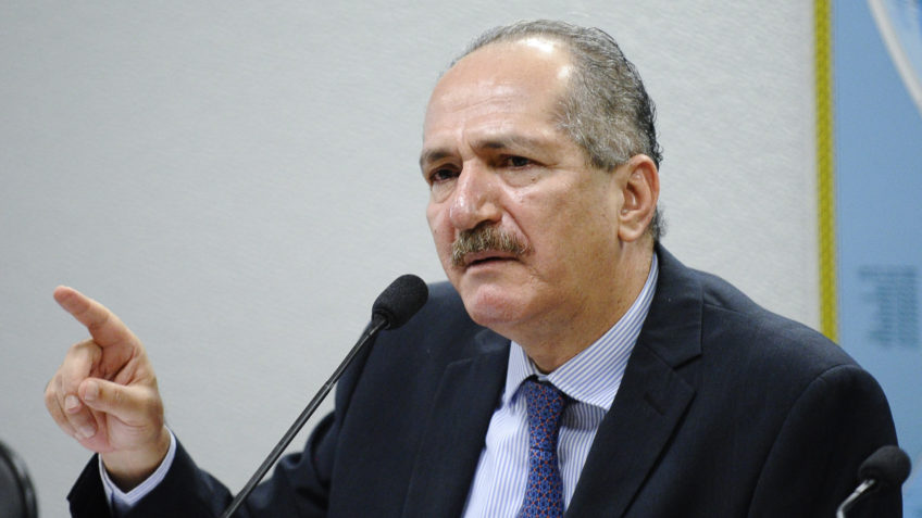 saiba quem é o ex-ministro da Defesa