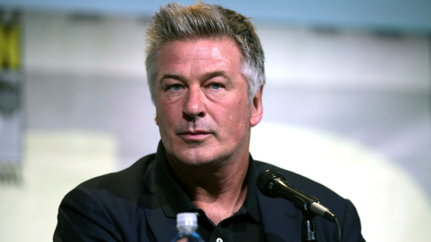 Filme de Alec Baldwin estreia 3 anos após morte em set de filmagem