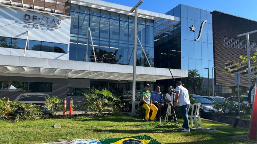 Apoiadores cantam na porta de hospital à espera de Bolsonaro