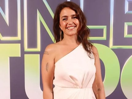 Após “Vale Tudo” ser criticada por jornalista da Globo, Manuela Dias dá resposta