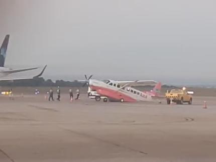 Avião da Azul “empina” na pista durante embarque no aeroporto de Viracopos