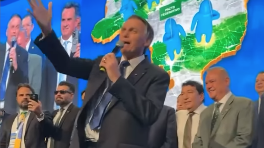Bolsonaro é ovacionado com gritos de “mito” na Marcha dos Prefeitos