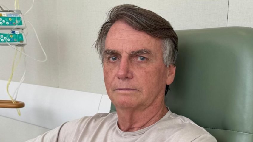 Bolsonaro divulga foto da barriga após cirurgia