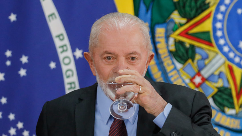Sob Lula, arrecadação com IOF supera R$ 70 bi e bate recorde