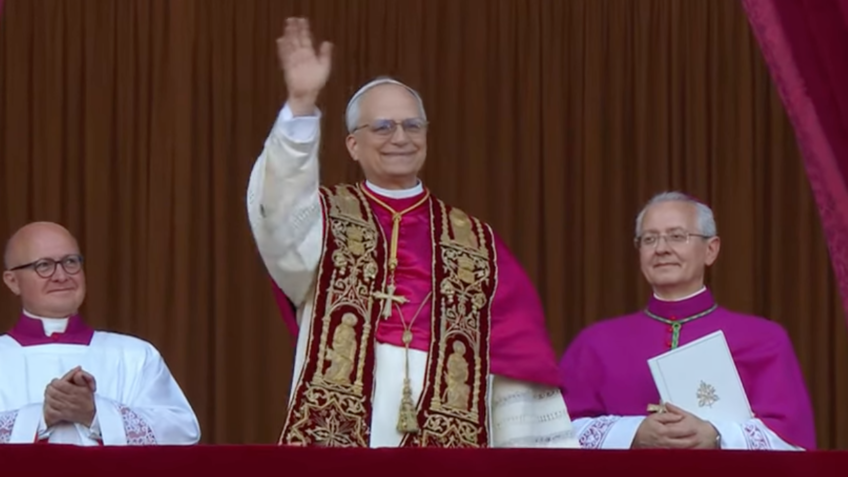 Novo papa aparece na varanda e cumprimenta fiéis; veja fotos