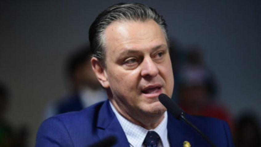 Comissão do Senado quer ouvir Fávaro sobre gripe aviária