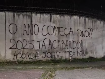 Botafogo: muros do Nilton Santos amanhecem pichados com protestos contra Textor e Paiva