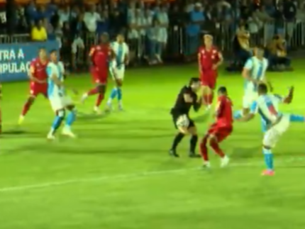 Árbitro leva bolada no rosto, cai no gramado e precisa ser substituído. Veja!