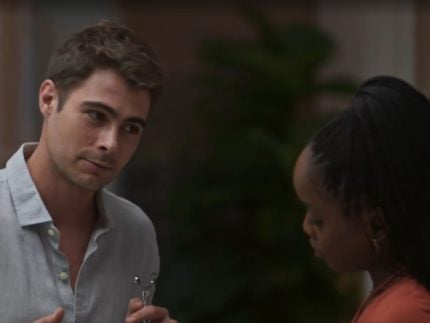 Sedutor, Davi presenteia Leo, canta para ela e beija a babá em “Dona de Mim”