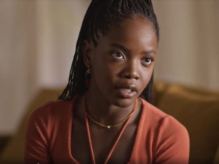 Leo morre de ciúmes ao saber de beijo entre Kami e Marlon, mas incentiva casal em “Dona de Mim”