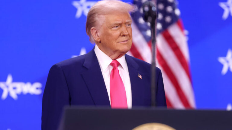 Trump cita preço de gasolina e ovos ao pedir que Fed corte juros